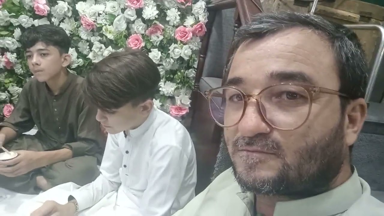 جناب احمد ناصری میلاد میں منقبت پڑھتے ہوۓ جزاک اللہ