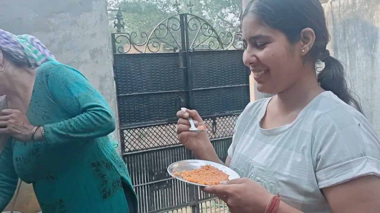 मम्मी ने निकाला गाजरपाक।। किस किस के घर बन लिया कमेंट करना @mukhivlogs 