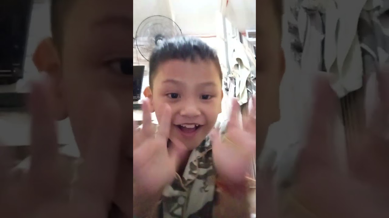 Hi guys im vlogging wirh my younger sister