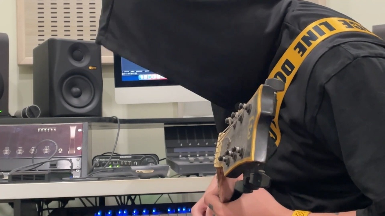 Cậu Vàng quẩy Guitar Pờ Lây Thờ Ru cực sung trên nền nhạc 