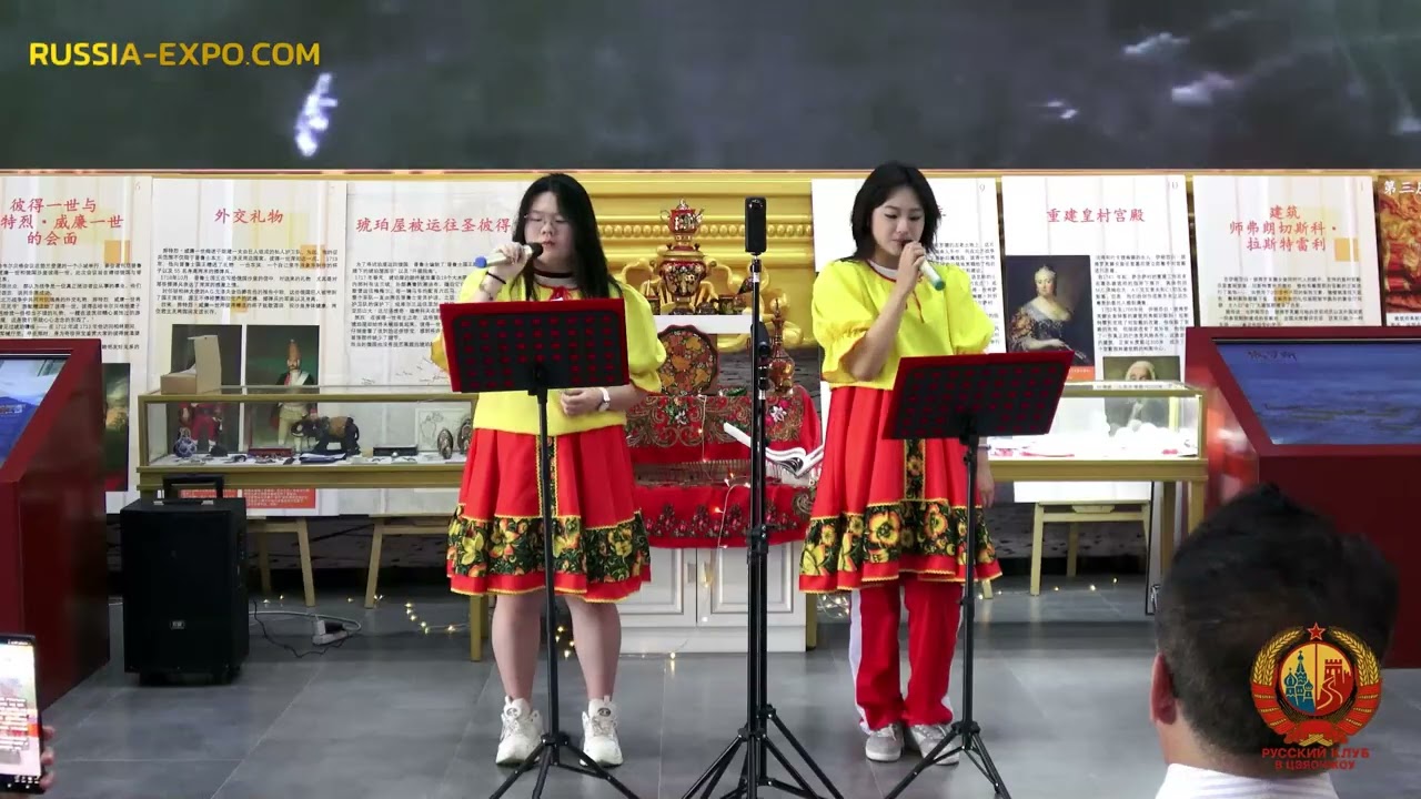 Китайские школьницы исполняют 