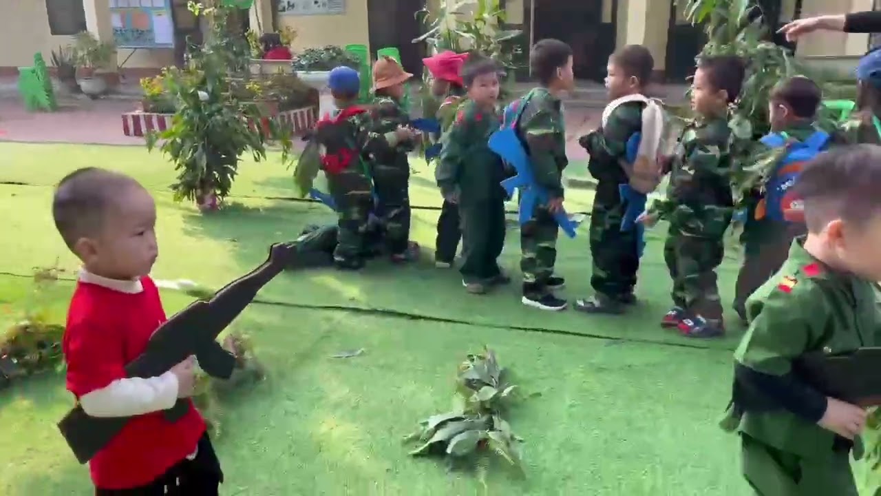 Bé tập làm chiến sĩ. Lớp mẫu giáo 3 tuổi C3