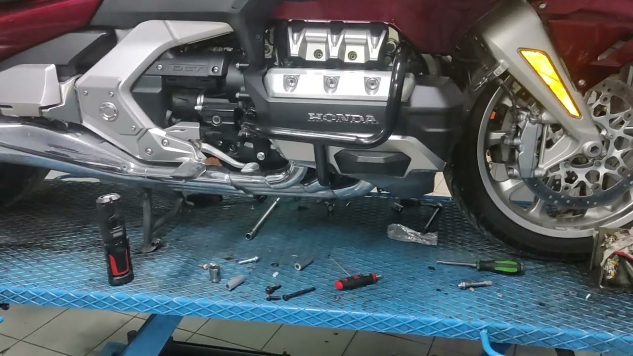 GOLDWING 2018+  - REVIEW OF ENGINE CRASH BARS [ENGLISH]