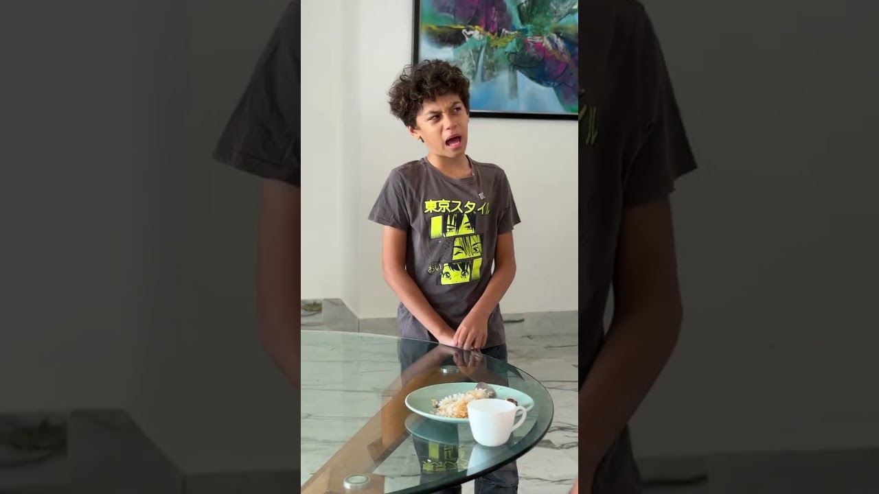 De esta manera le lanzó la comida a su madre sin imaginar la reacción de su padre