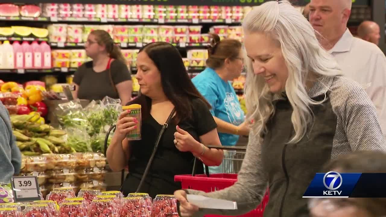 Grand opening! Hy-Vee opens new store in Gretna