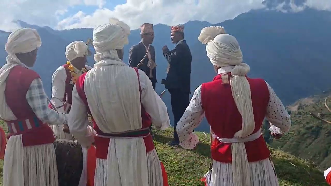परम्परागत पन्चे बाजा सहित हुड्के नाच 