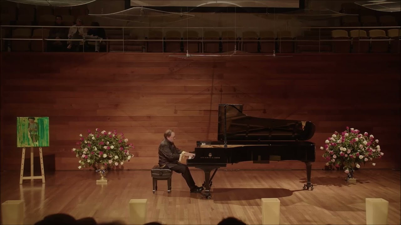 Mac McClure performs La fuente y la campana by Frederic Mompou