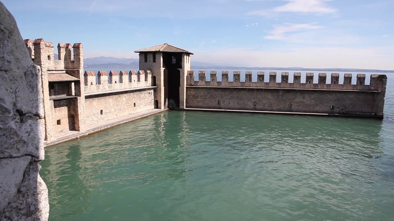 Con quale materiale è stato costruito il castello?