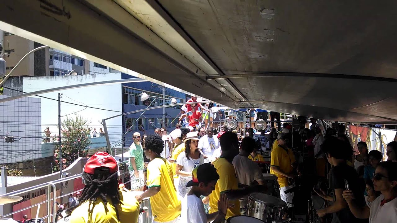 Ivete toca timbal com o filho no Arrastão 2014.