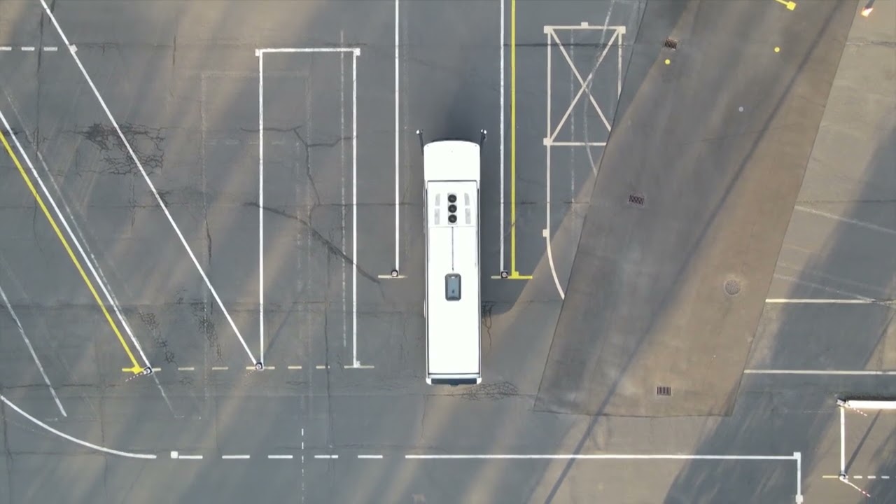 Manewry na  placu egzaminacyjnym w WORD Wrocław  pojazd egzaminacyjny kat D  Szkoła Jazdy Kursant