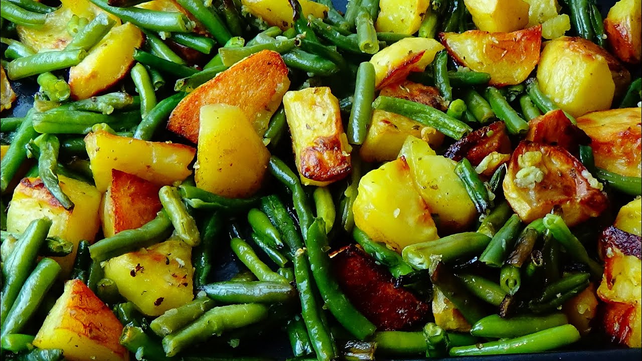 Простой и вкусный рецепт картофеля с зеленой фасолью в духовке!