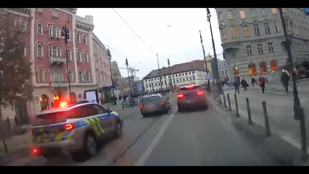 PRONÁSLEDOVÁNÍ UJÍŽDĚJÍCÍHO PEUGEOTU V CENTRU PRAHY - ZÁBĚRY STRÁŽNÍKŮ