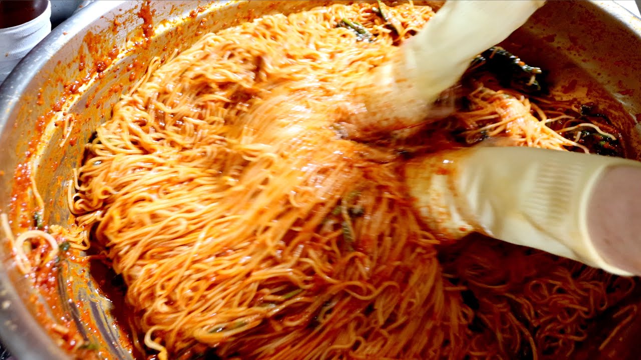 뚝방길 아래서 국수집하다 대형 건물 세운 뚝방의 전설? 쉴틈없이 팔리는 열무비빔국수,멸치국물국수,계란말이!담양 뚝방국수/spicy noodles, Korean street food