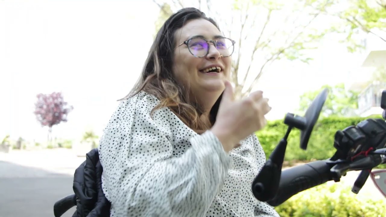 Témoignage de Clara, OmniRideuse I Motorisez votre fauteuil roulant avec Omni