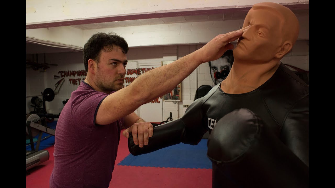 Тренировки по Джит Кун До на деревянном манекене - Без оружия и крайне опасно - Тактика нунчаков ...