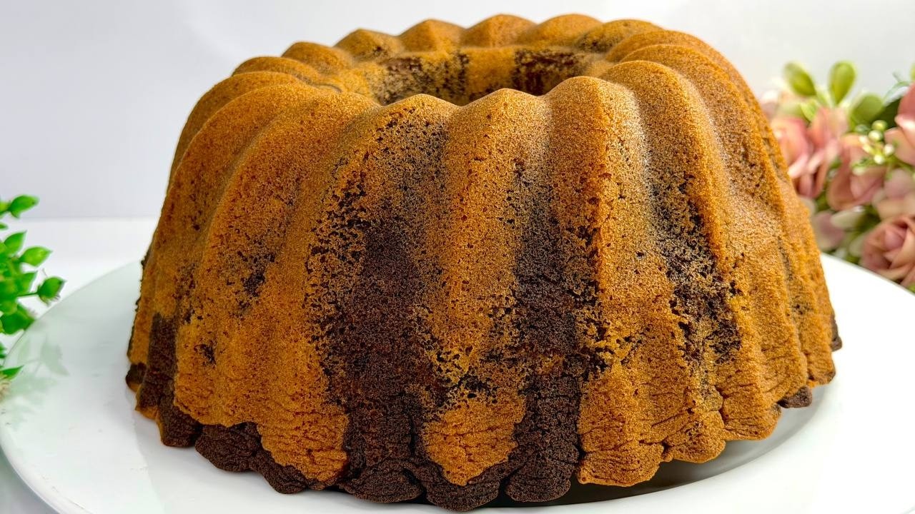 🍰✨ Vanilla-Chocolate Marble Cake | 10-Minute Cake That Melts in Your Mouth!