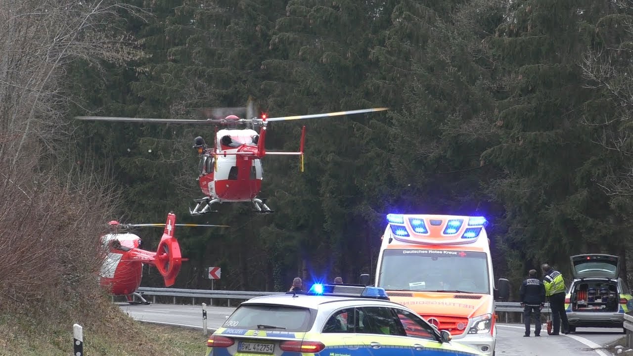 Unfallflucht: Schwere Eisplatte fliegt von LKW in Gegenverkehr, Panne mit Rettungshubschrauber