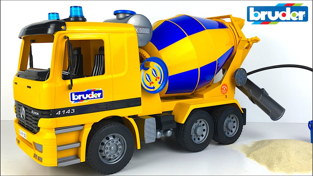 BETONMISCHER VON BRUDER SUPER BAUMASCHINE TRANSPORTIERT FRISCHES BETON KINETISCHES BUNTES SAND