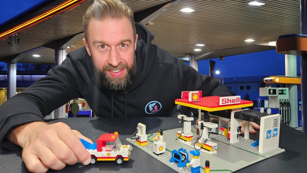 LEGO 6378 Classic Town Service Station (1986) - Speed Build & Review!