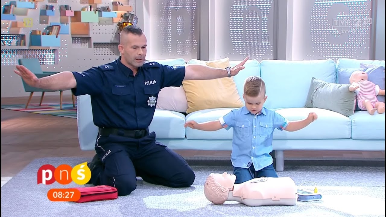4-latek z tatą policjantem udziela pierwszej pomocy