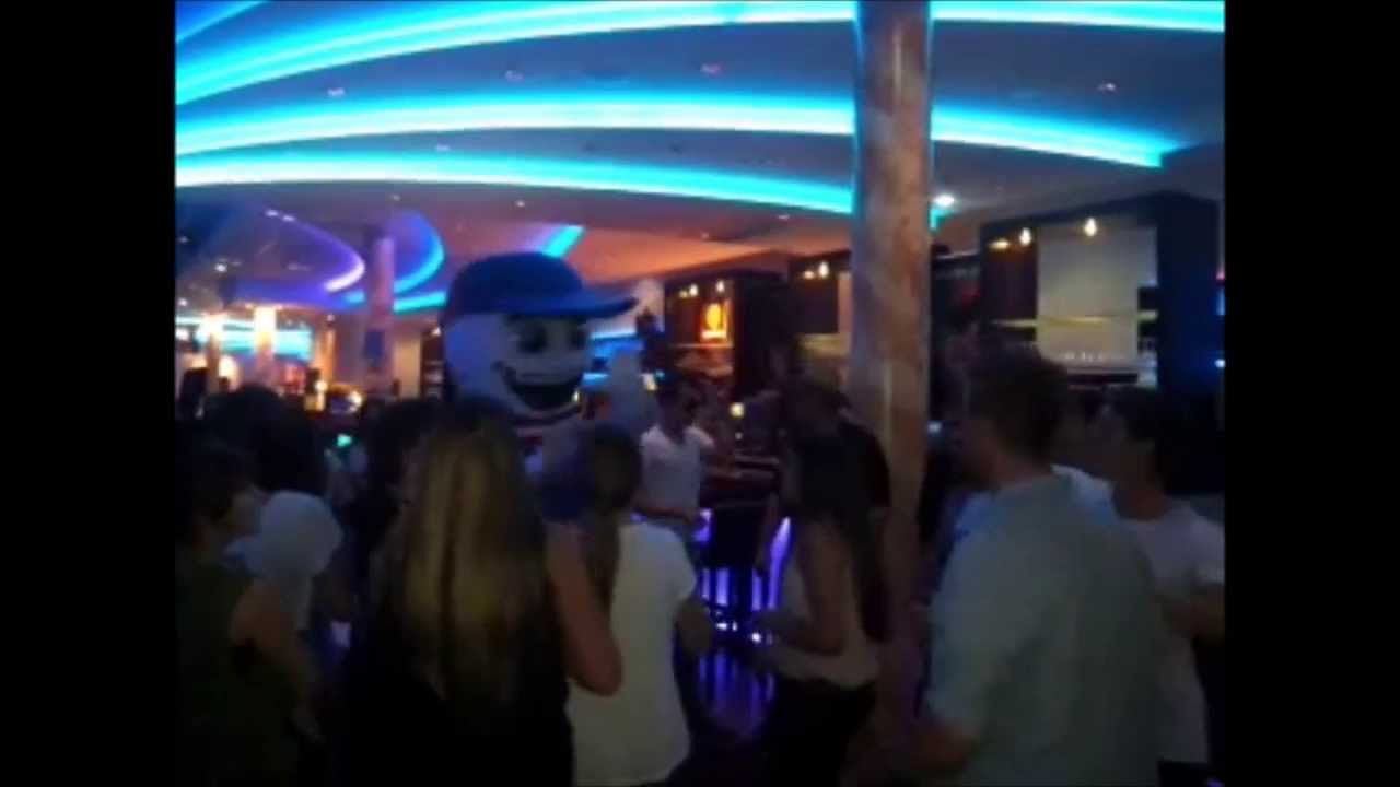 Macarena- und Polonaise-Action im Dream-Bowl Palace