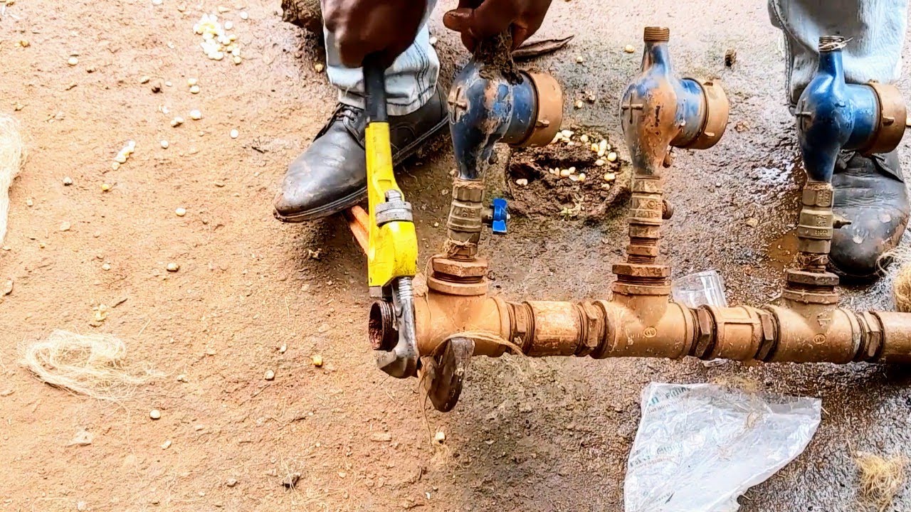 Réparation Extraordinaire d'une Énorme Fuite d'Eau sur une série de Compteurs d'eau!