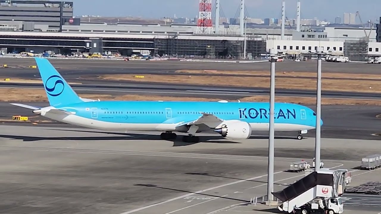 Korean 787 Taxiing to Runway for TakeOff at Tokyo Haneda