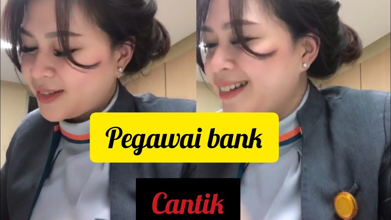 Pegawai bank yang cantik lagi lembur.