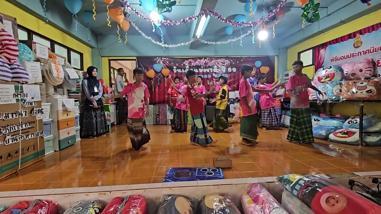 ป.6ชายการแสดงวันเด็ก 69 banlahanyamoo