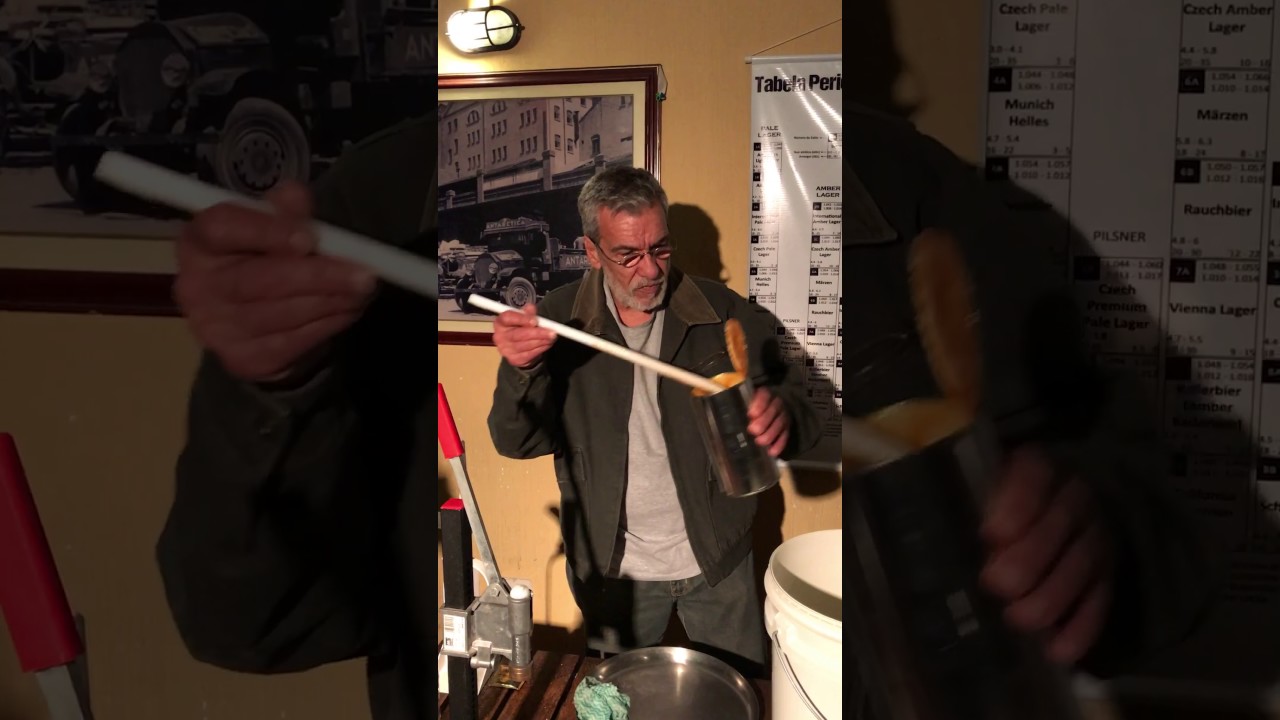 Tirando o restante da mistura de malte e a galera provando a base da cerveja