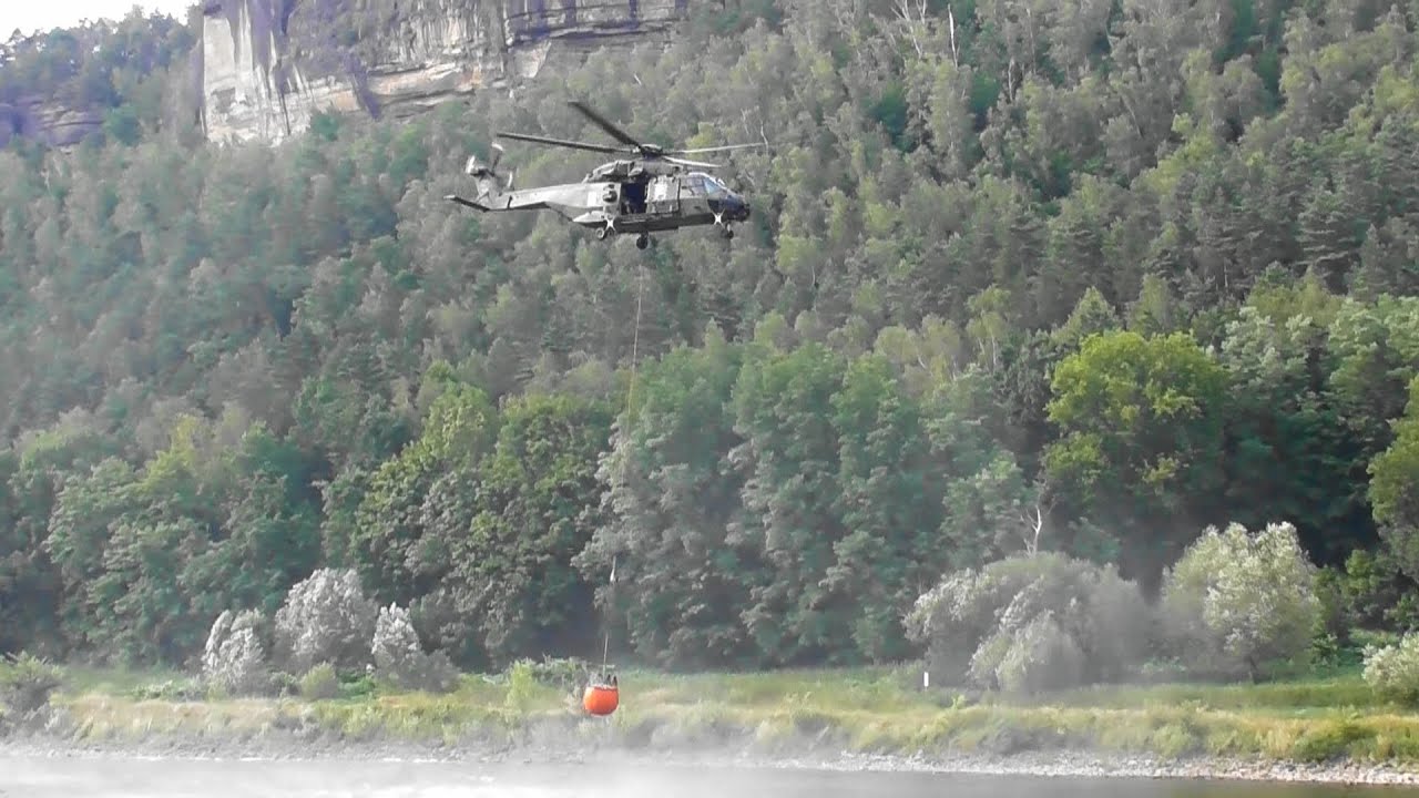 NH 90 Mehrzweckhubschrauber Bundeswehr mit Bambi-Bucket Waldbrand Sächsischer Schweiz