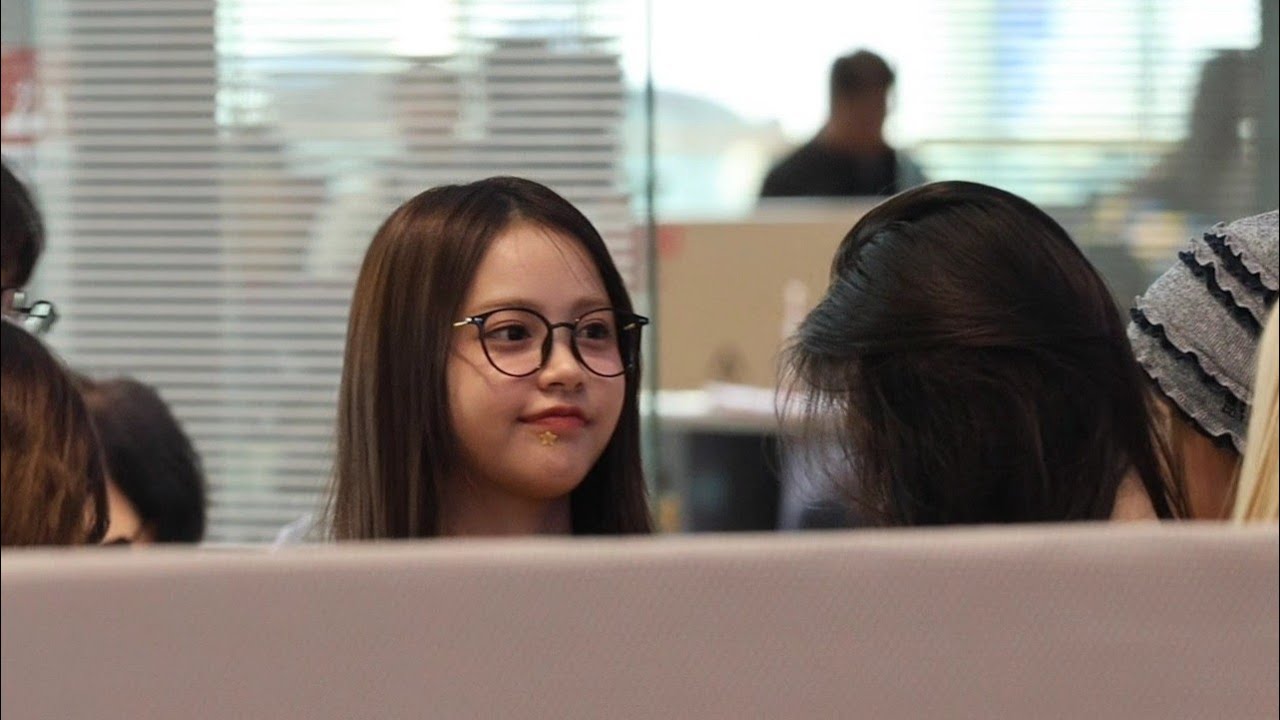 Hearts2hearts checking in at Incheon Airport 260212