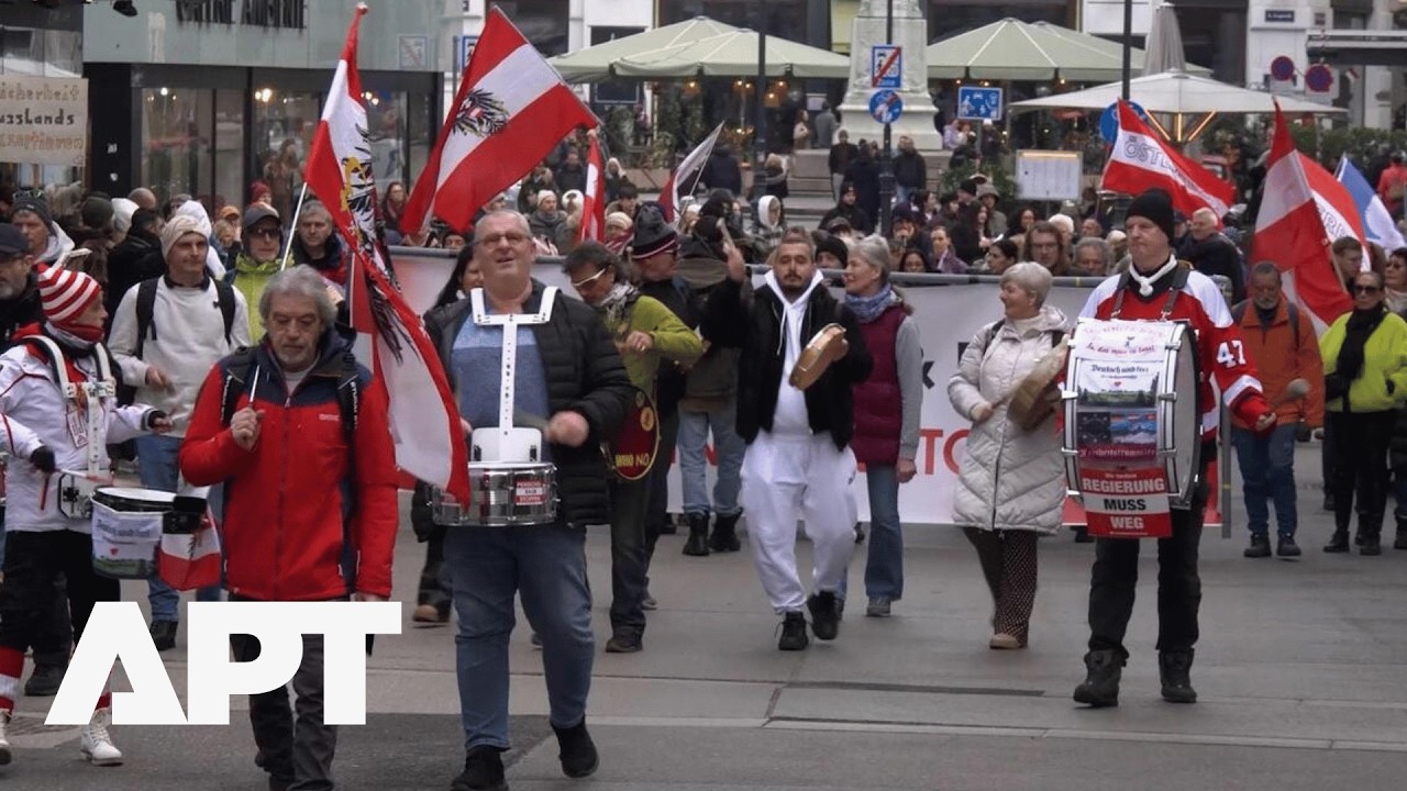 Сотни людей вышли на марш в Вене, требуя австрийского нейтралитета и прекращения финансирования У...