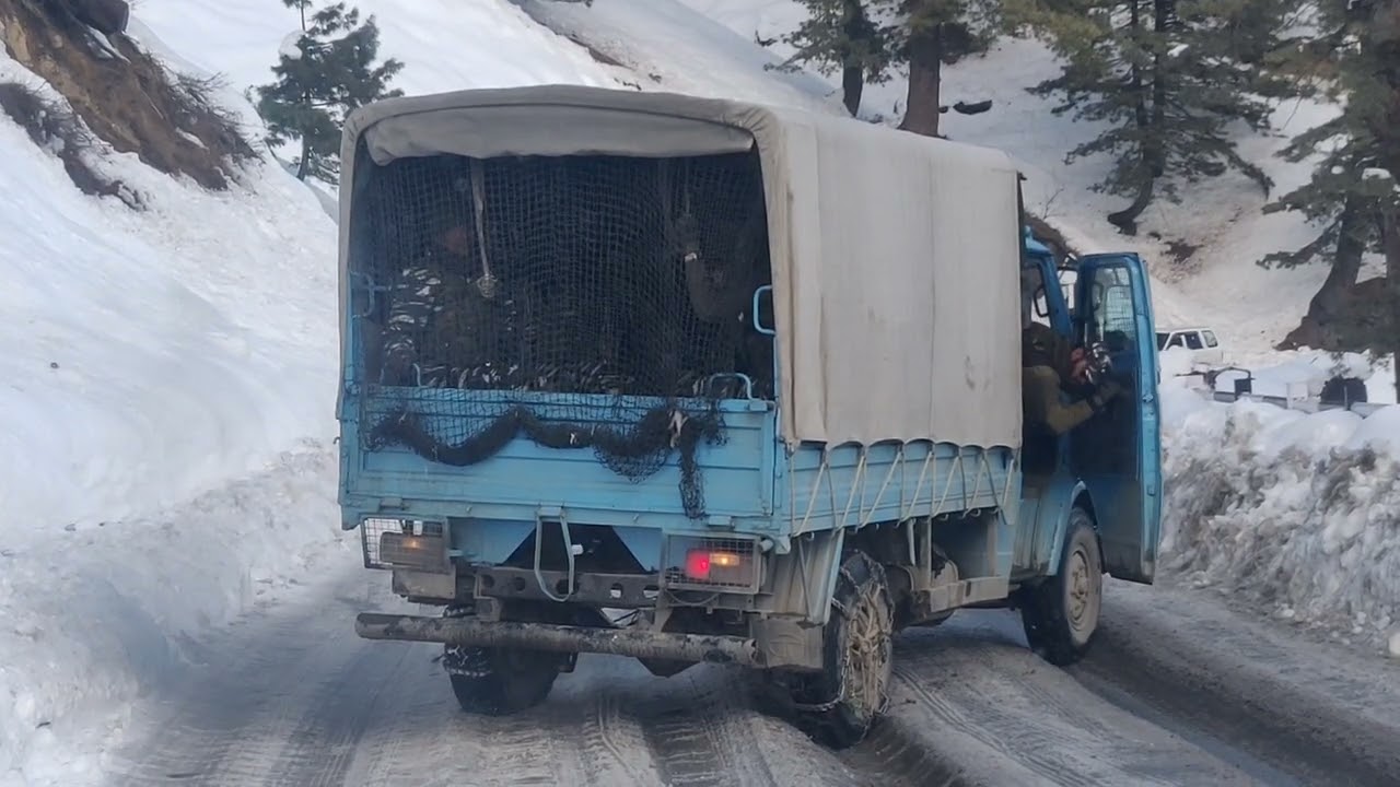 Indian army truck stuck on icy roads in Gulmarg
