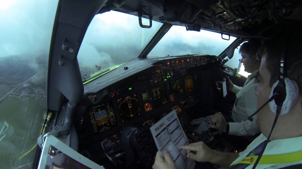 Pilot stories: Evening Approach at Domodedovo