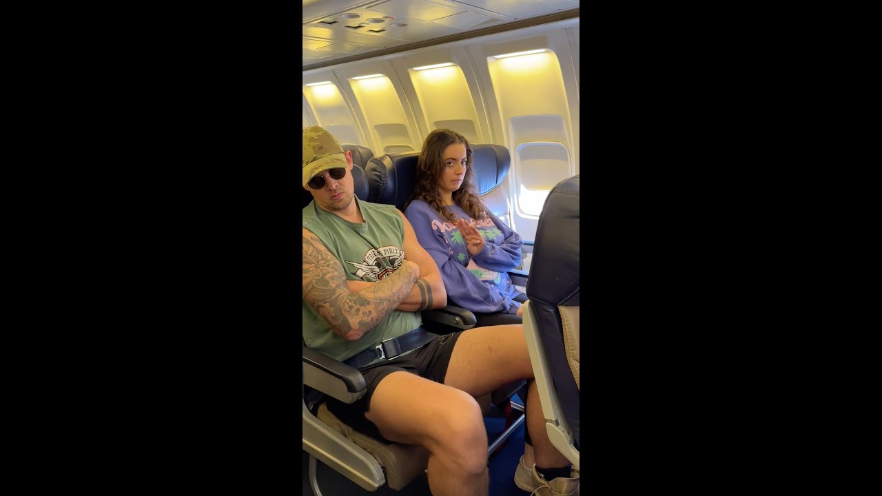 Girl signals for help on plane 😱