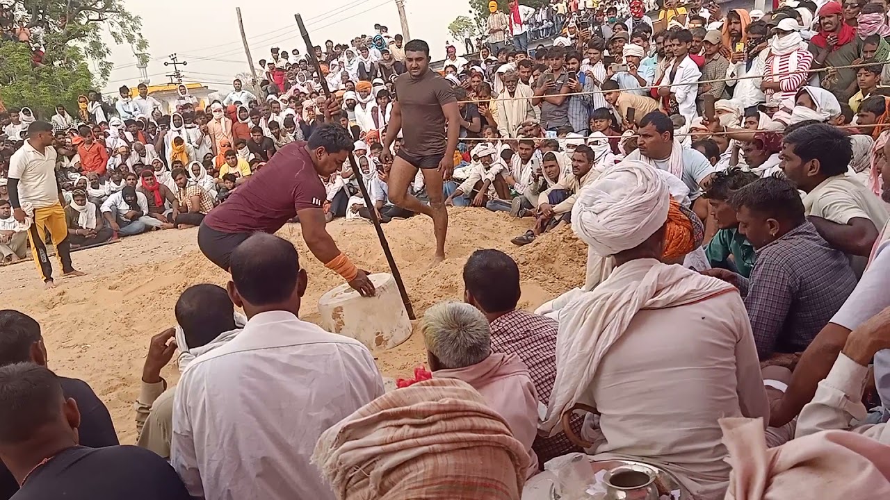 सचिन गुर्जर ने उठाई 121 किलो की नाल मेला गेट गुर्जर समाज की तरफ से था दंगल