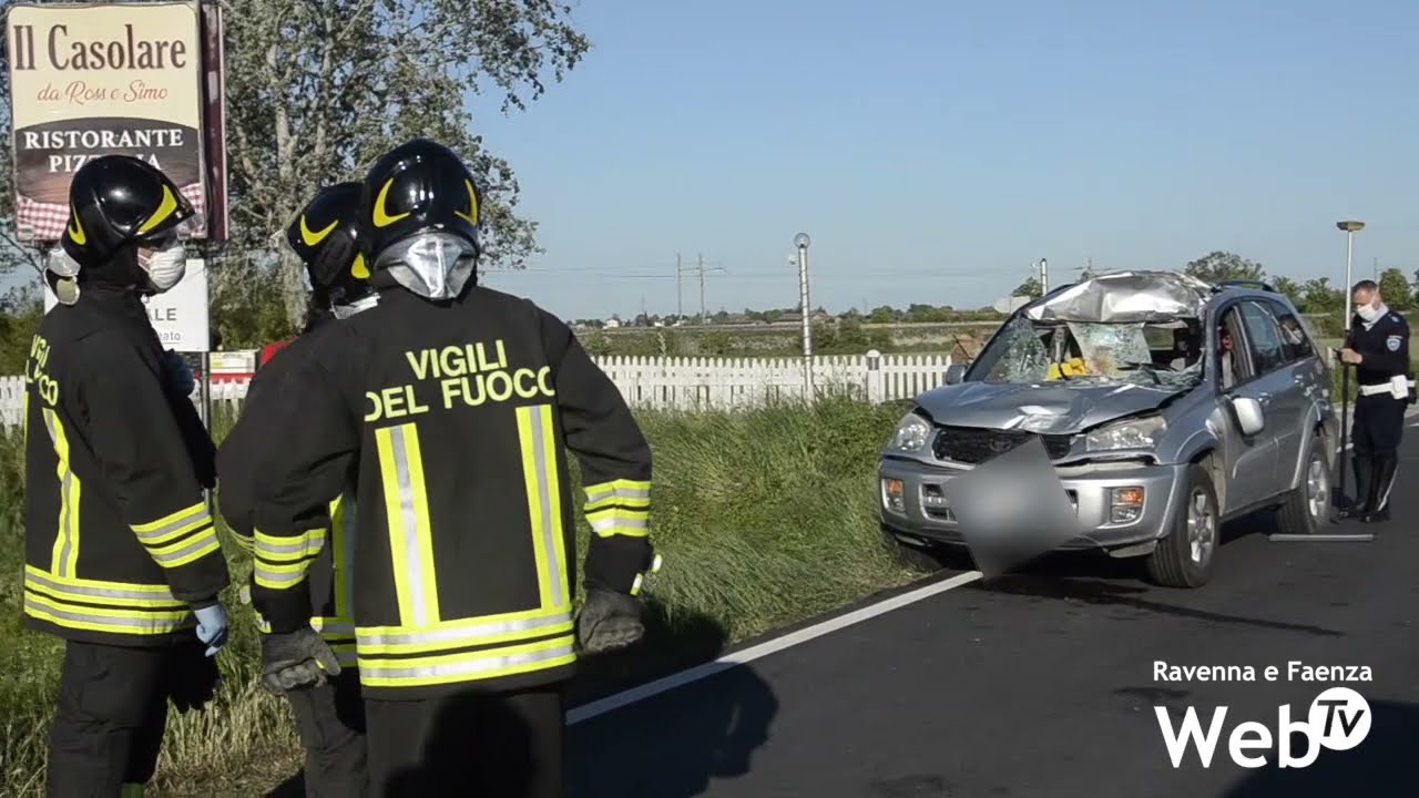 Donna perde la vita sulla Reale. La sua auto colpita dal carico caduto da un camion