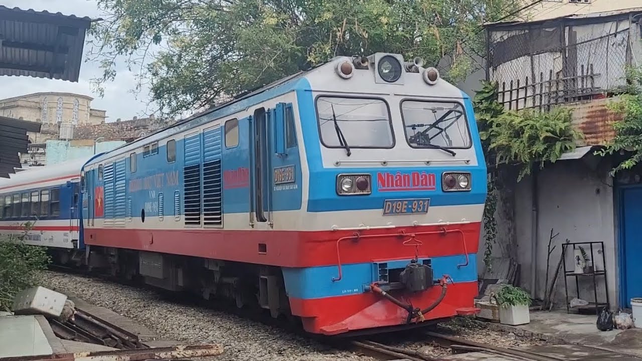 Đầu máy dán logo báo Nhân Dân D19E-931 kéo tàu #SE5 | 11:31 - 28/1/2026