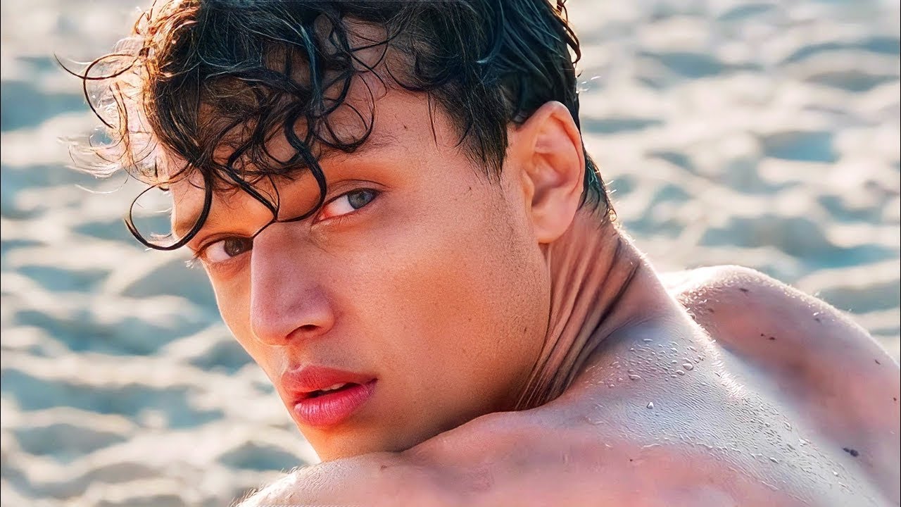 بنت راجل ملياردير بتقع في حب شاب فقير، بسبب وسامته و شدة جماله