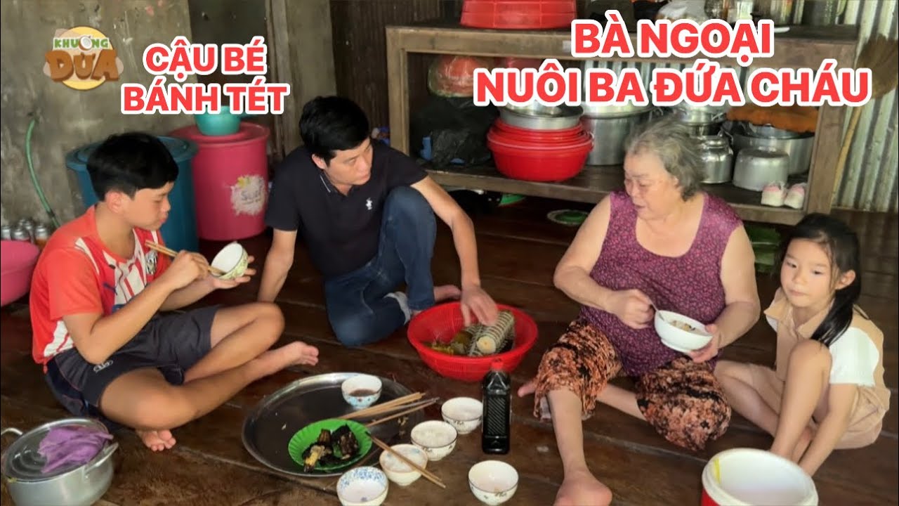 Cậu bé lớp 8 bị cha mẹ bỏ rơi phải nghỉ học bán bánh tét phụ ngoại già yếu| Khương Dừa