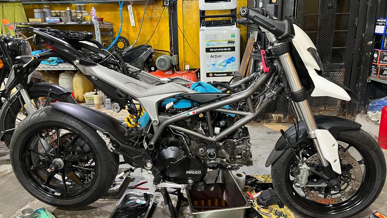 Tình trạng Ducati Hyber 821 trước khi Desmo ( xém xíu là tốn kém rồi)