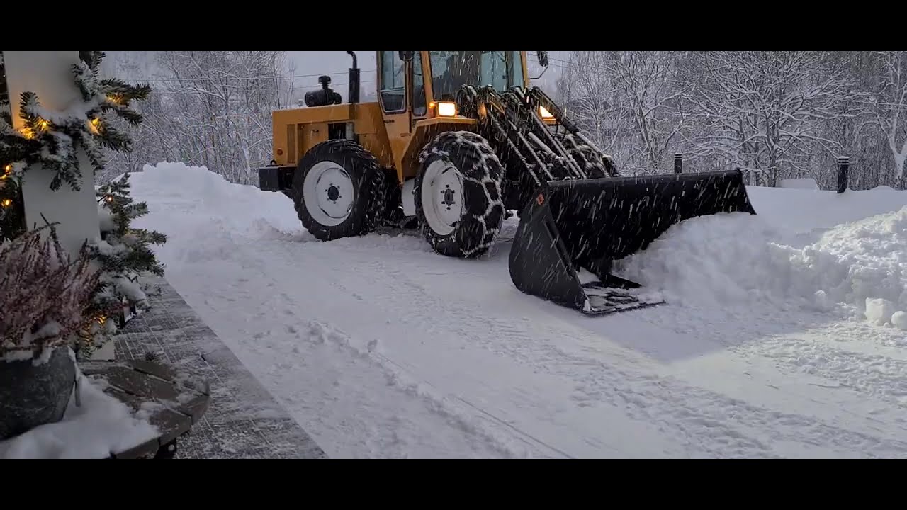 Lundberg 342, mer snø, liten plass, liten hjullaster.