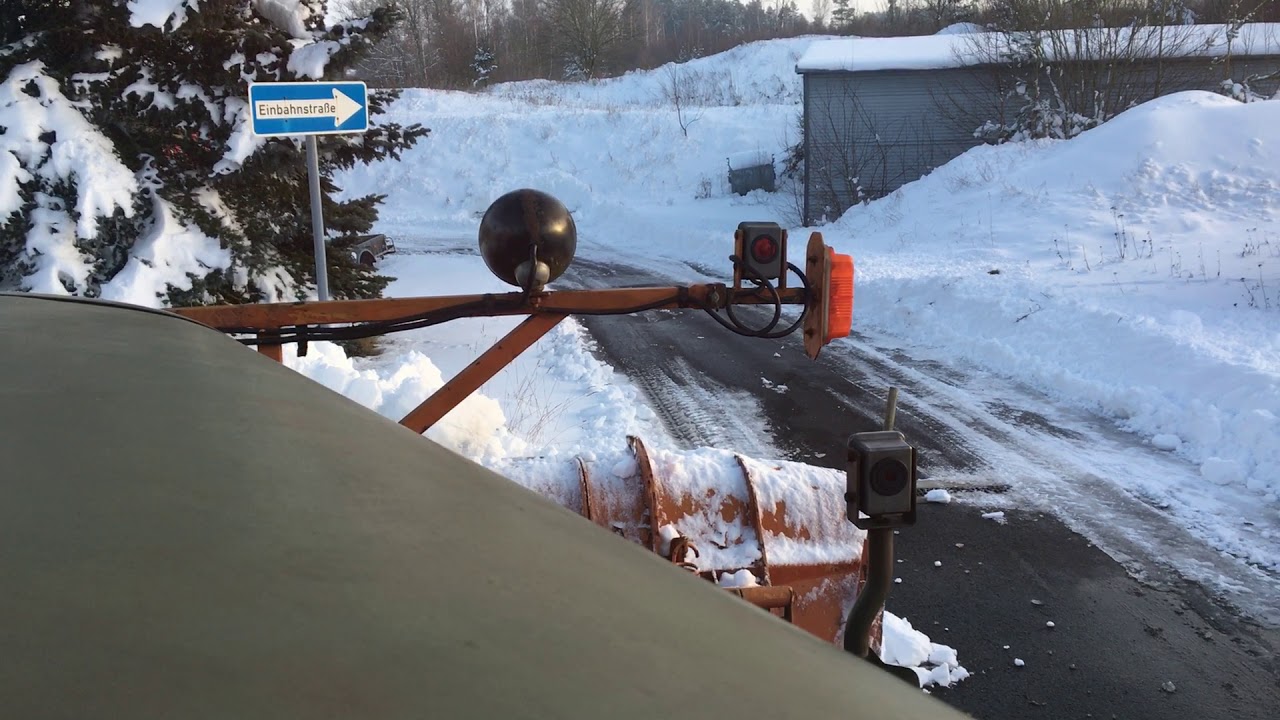 Winterdienst mit dem Saurer Berna 2VM Oldtimer LKW + Oldschool + Allrad + Schneeräumen