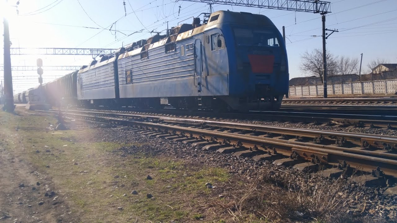 ВАНТАЖНИЙ ЕЛЕКТРОВОЗ 2ЭЛ5-002 В ГОЛОВІ ВАНТАЖНОГО ПОЇЗДА ГРУЗОВИЙ СКЛАД #ПОЕЗДАВИДЕО 