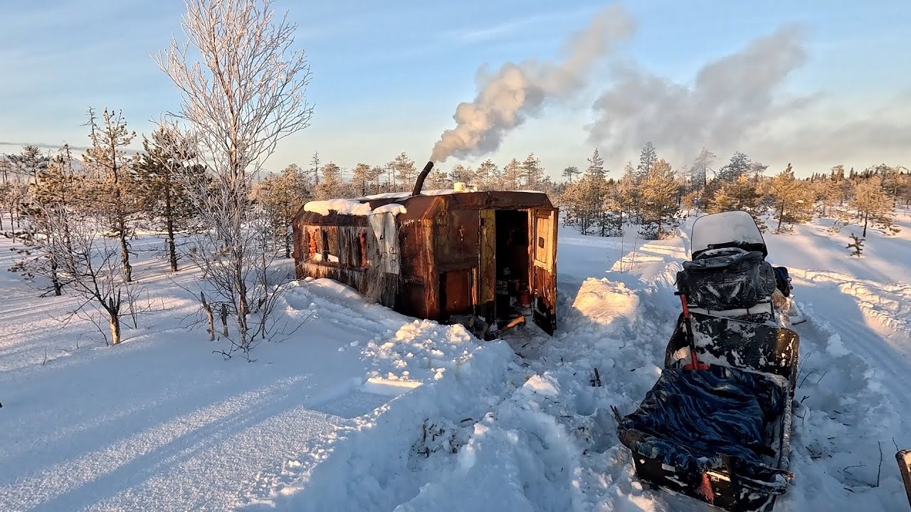 БРОШЕННЫЙ ВАГОН НА БОЛОТЕ СПАС РЫБАКА. НЕРЕАЛЬНАЯ НОЧЁВКА В ВАГОНЕ БЕЗ СТЁКОЛ. ПОЙМАЛ БОЛЬШИХ ЩУК