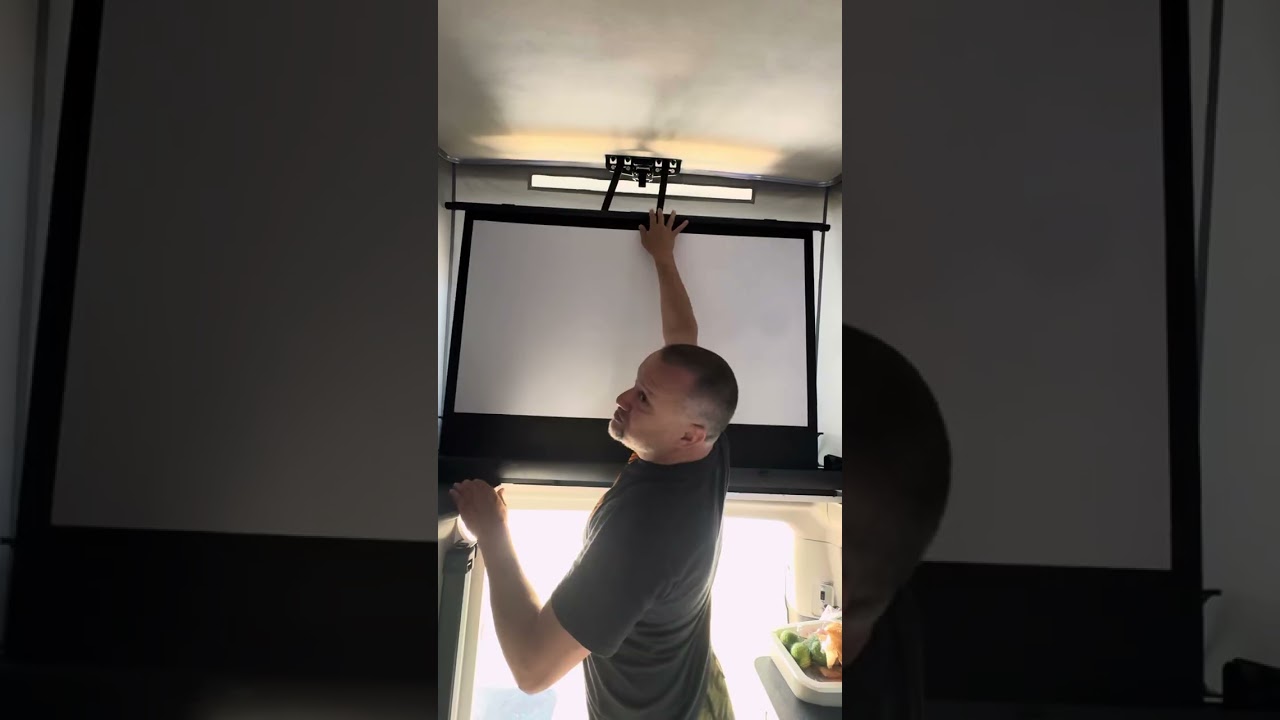 Ford Nugget Plus Westfalia - Beamer Screen setup