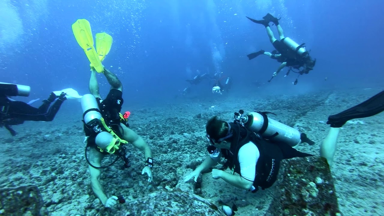 [4K]Navy Tug Boat Wreck Dive - Oahu, Hawaii