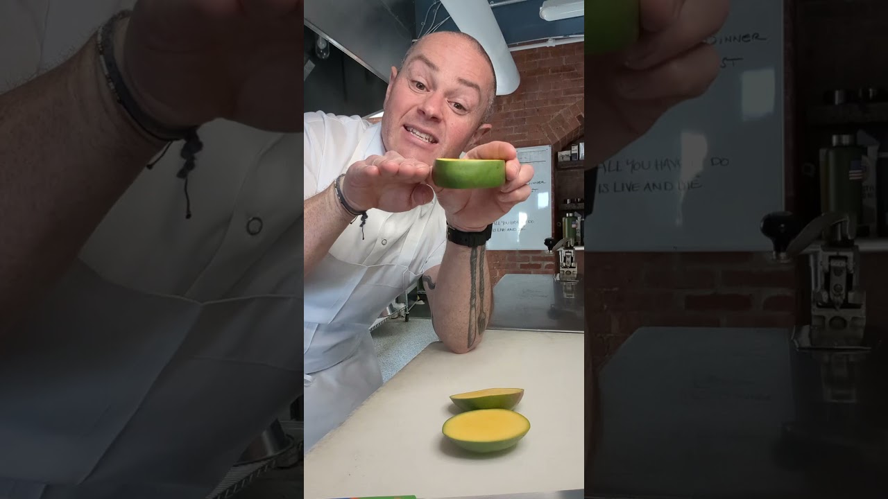 How to cut a mango #howto #cheftips #culinaryschool #mango #fruit #fruitcutting #everydayisfeastday