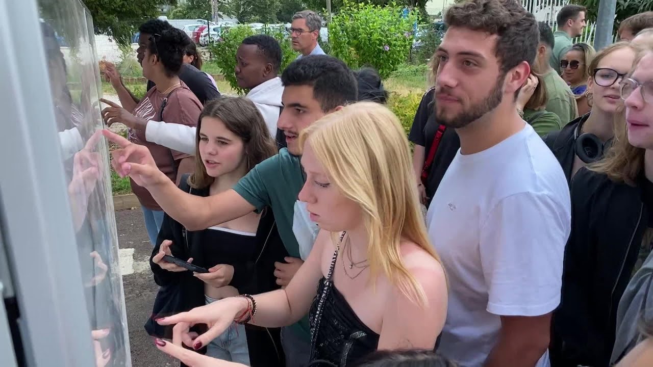 A Dijon, la joie et l'émotion des lycéens après les résultats du bac